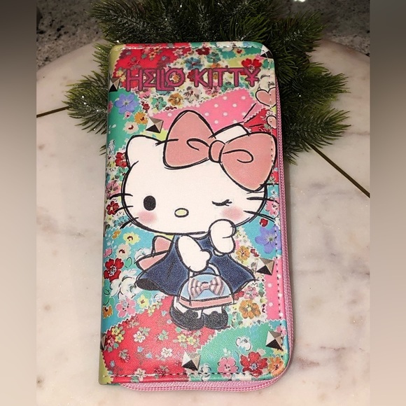 ✨NWT✨ Hello Kitty Zipper Patchwork Floral Kitty Sketch Card Wallet - Picture 4 of 8